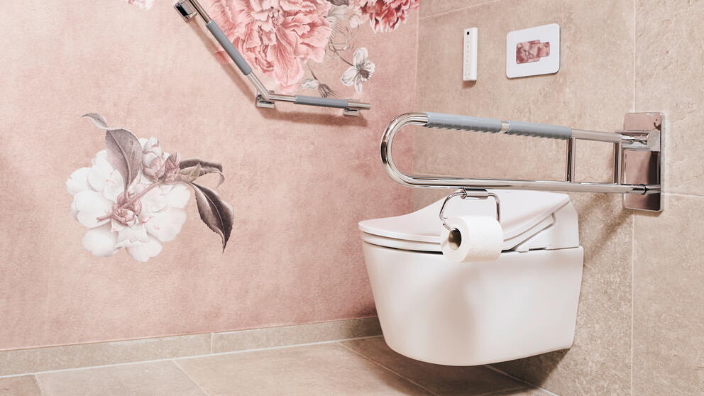 Erhöhtes Dusch-WC mit Haltgriffen integriert mit Toilettenpapier-Halter