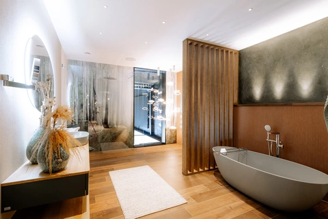Badezimmer mit Wandtrenner aus Holz Badezimmer mit Wandtrenner aus Holz