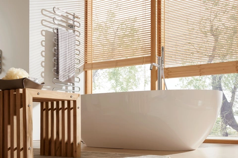 Freistehende Badewanne mit gemütlichen Holz-Dekoelementen Freistehende Badewanne mit gemütlichen Holz-Dekoelementen