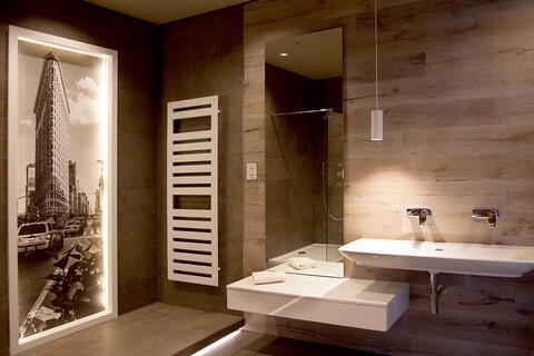 Badezimmer mit indirekter Beleuchtung durch Lichtleisten