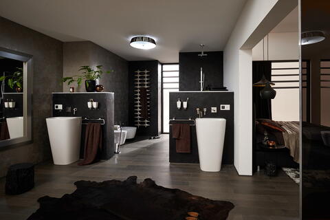 Foto eines dunklen Badezimmers