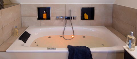 Gefüllte Badewanne für Erkältungsbad