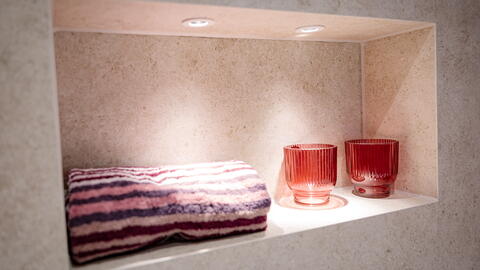 Gemütliche Badnische mit Kerzen.