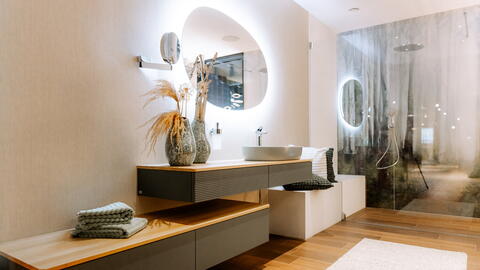 Hell hinterleuchteter Spiegel