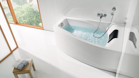Badewanne mit Wasser gefüllt