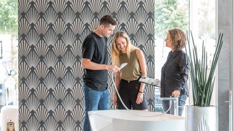 Paar bei der Beratung in der ELEMENTS-Ausstellung