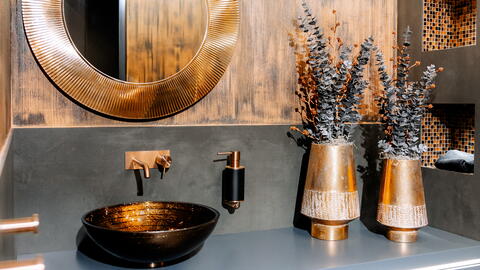 Waschbecken mit Beton-Fliesen im Hintergrund