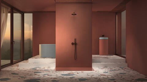 Bunte Fliesen in einem terrakottafarbenen Bad