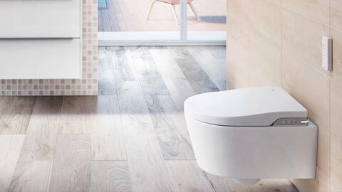 Modernes Dusch-WC im Badezimmer