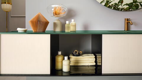 Verschiedene Pflegeprodukte auf einem Sideboard.