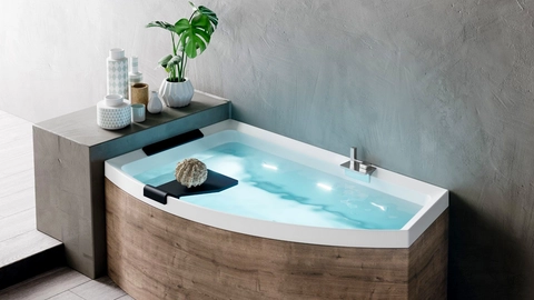 Bereit für ein entspannendes Bad Eine mit Wasser gefüllte Badewanne und Pflegeprodukte