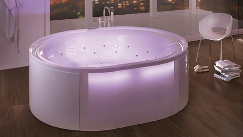 Beleuchtete Badewanne mit Büchern