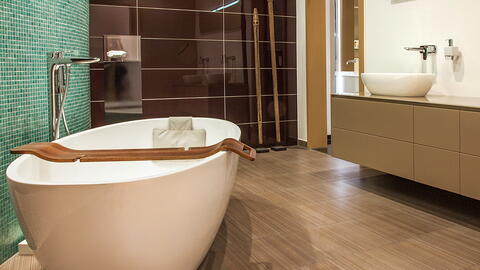 Badewanne mit Tablett zum Lesen