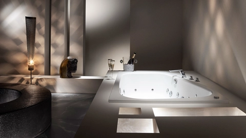 Gemütlich beleuchtete Badewanne.