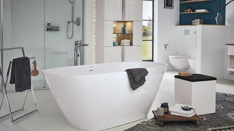 Gemütliches Bad mit Badewanne