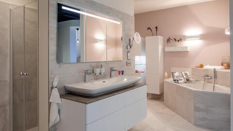 Badezimmer mit LED-beleuchtetem Spiegel