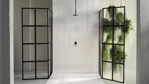 Dusche mit Hängepflanzen an der Seite