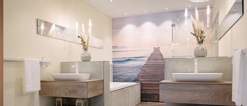 Hell erleuchtetes, modernes Badezimmer