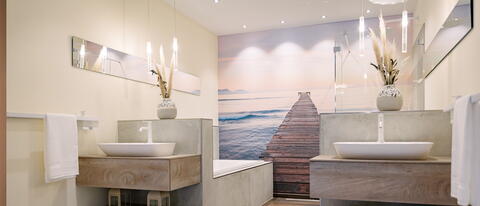 Hell erleuchtetes, modernes Badezimmer