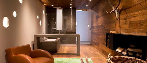 Gemütliches Badezimmer mit vielen Holzelementen