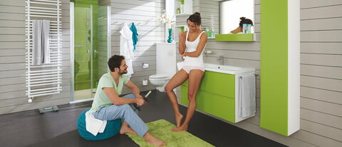 Pärchen steht im Badezimmer und unterhält sich.