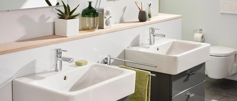 zwei Waschbecken im Badezimmer mit Seifenstück