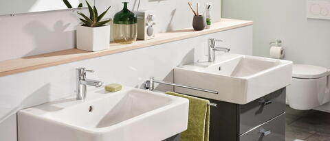 zwei Waschbecken im Badezimmer mit Seifenstück