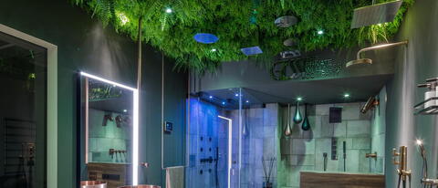 Grünes Badezimmer mit bewachsener Decke