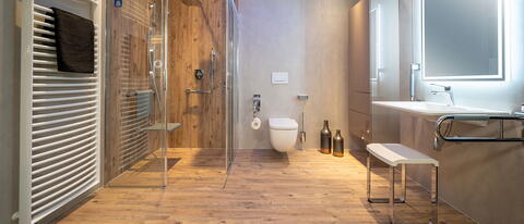 Holz sorgt im Bad für einen wohlig warmen Charme