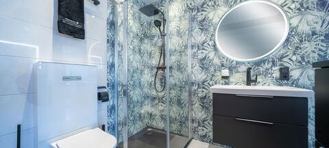 Die Duschkabine sorgt für optimalen Spritzschutz im Bad