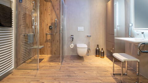 Holz schafft Behaglichkeit im Bad