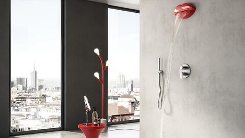 Unifarbenes Bad mit roten Akzenten