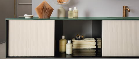 Sideboard im Badezimmer mit Pflege-Produkten