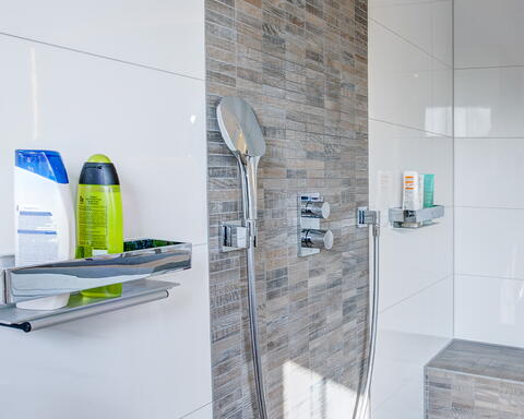 Duschregale mit Shampooflaschen