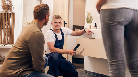 Handwerker bei der Kunden-Beratung im Badezimmer