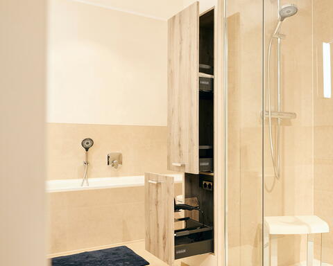 Geöffneter Hochschrank im Badezimmer