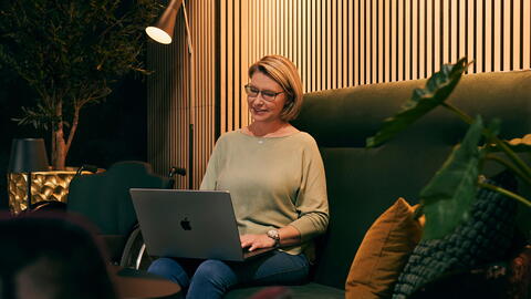 Frau beim Recherchieren am Laptop