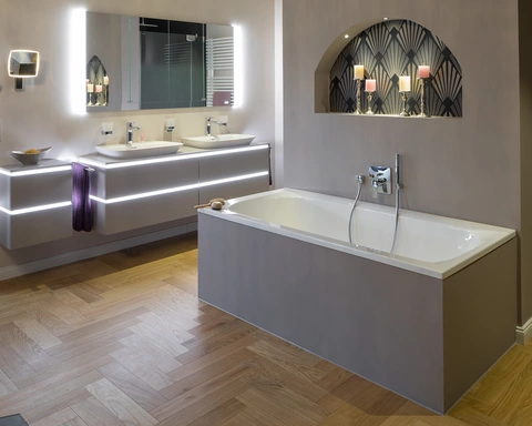 Beleuchtete Nische an der Badewanne