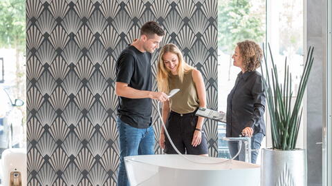 Paar beim Aussuchen der Handbrause