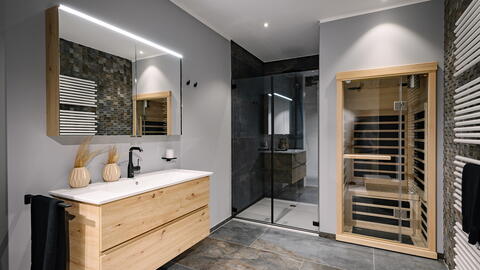 Badezimmer Holz mit Spiegelschrank