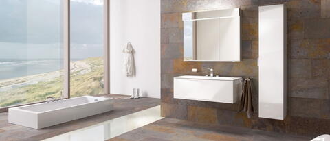 Badezimmer mit Spiegelschrank und schmalem Aufbewahrungsschrank