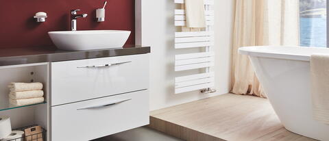 Unterschrank mit Bad-Artikeln im Badezimmer