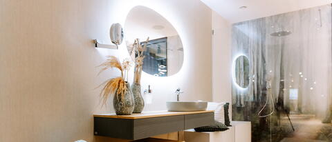 Beleuchtete Spiegel am Waschtisch