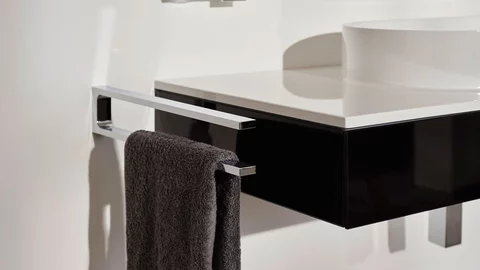 Platz schaffen neben dem Aufsatzwaschbecken