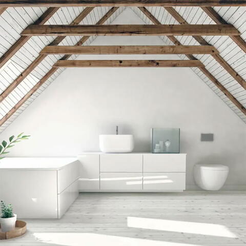 Dachschrägen und Holzbalken im Bad in Szene setzen