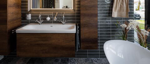 Fliesen auf dem Boden und an den Wänden sind vielfältig