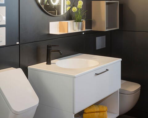 Kleine Farbtupfer peppen das Gäste-WC auf