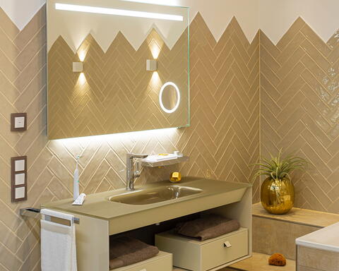 Beleuchtete Spiegel dienen als zusätzliche Lictquelle