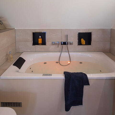 Die Wanne passt perfekt unter die Dachschräge