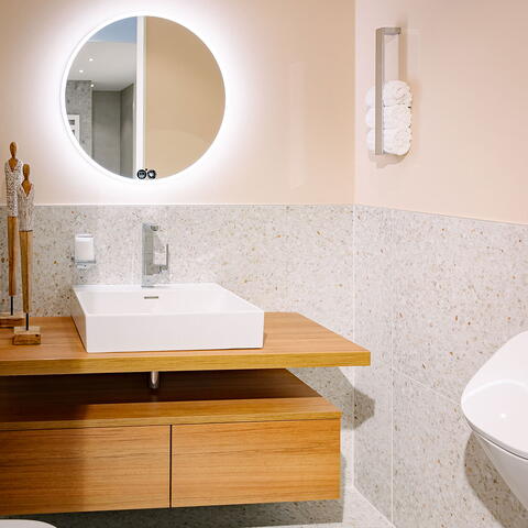 Große Spiegel, große Wirkung im Bad